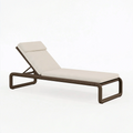 Lettino prendisole 200 x 70 cm in rattan sintetico marrone con rivestimento beige e schienale reclinabile